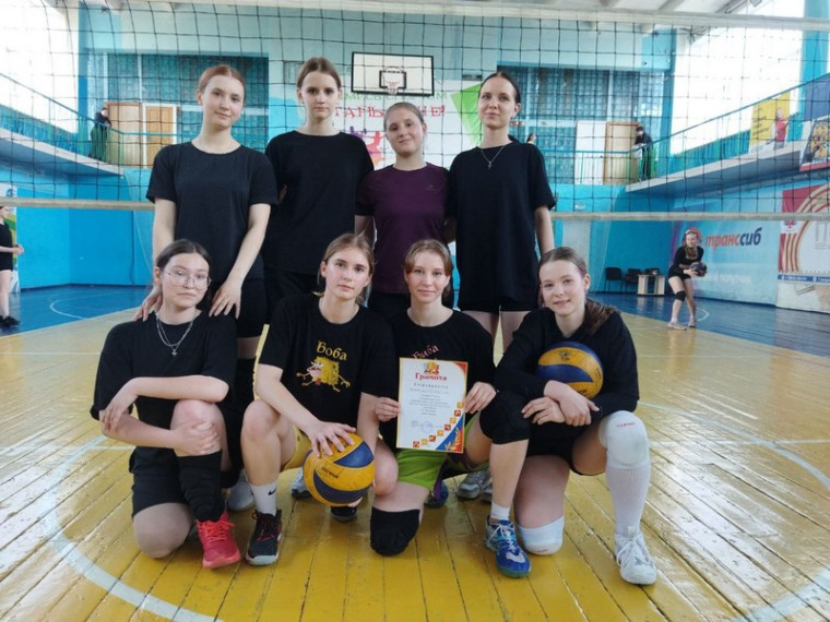Соревнования по волейболу среди девушек.